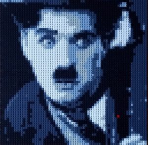 Portrait de Charlie Chaplin en bricks de type Lego